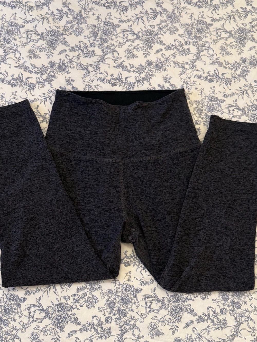 Beyond Yoga Heathered Dark Charcoal High-Rise Leggings - Picture 3 of 4
